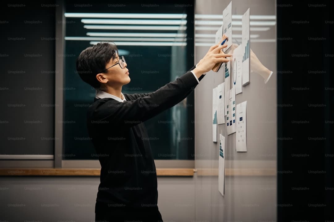 杨默依全新EP《不率直》单曲《欢欣》上线诠释甜涩交错的单恋心动